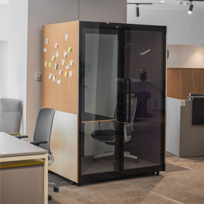 Werkpod met prikbord wanden.