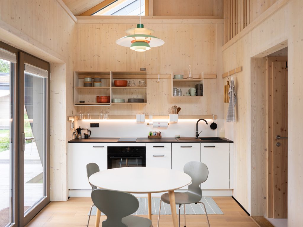 Vooraanzicht van een keuken binnen een tiny house