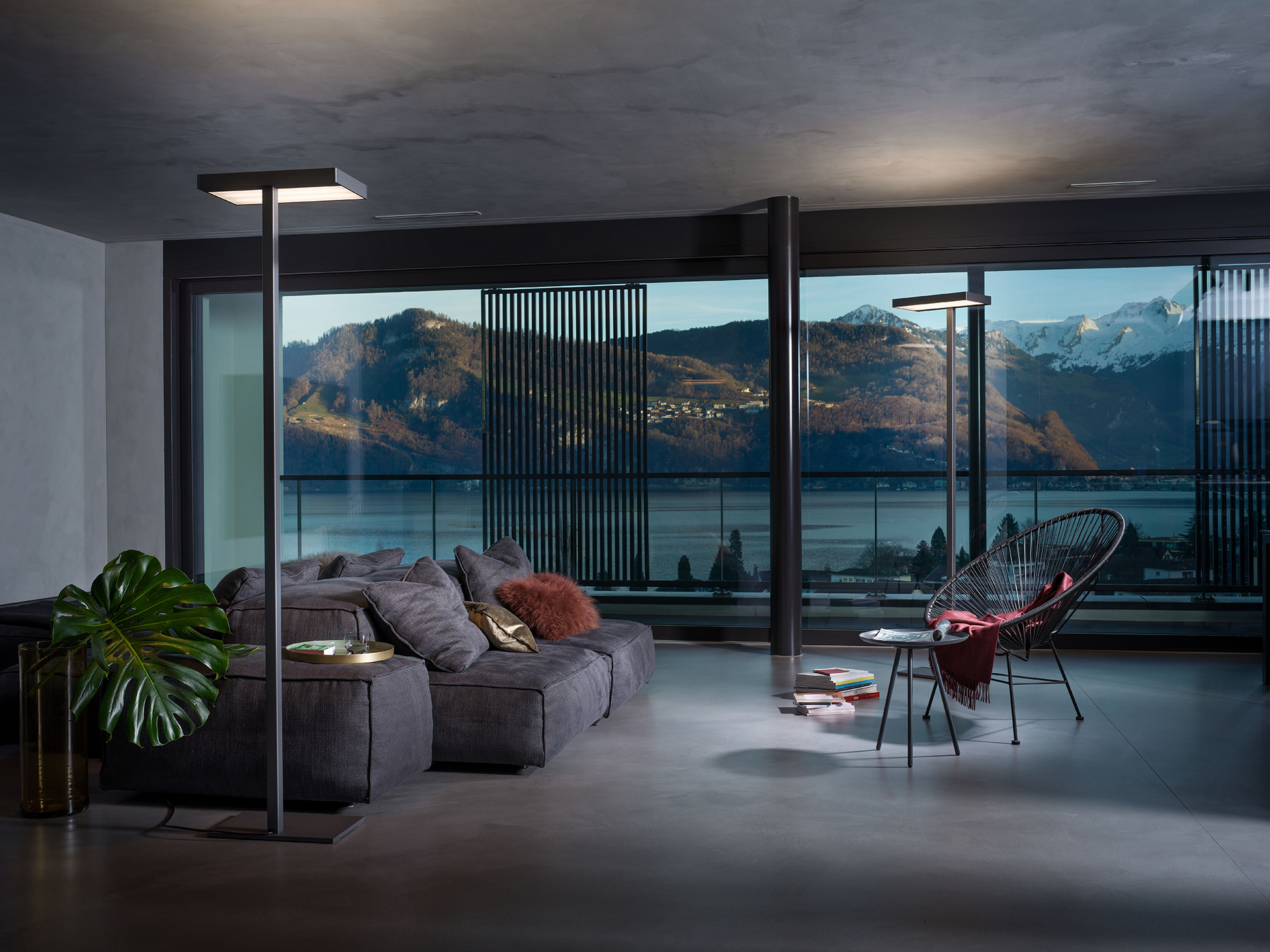 Donkere huis met lampen van gottardo en uitzicht op een berggebied