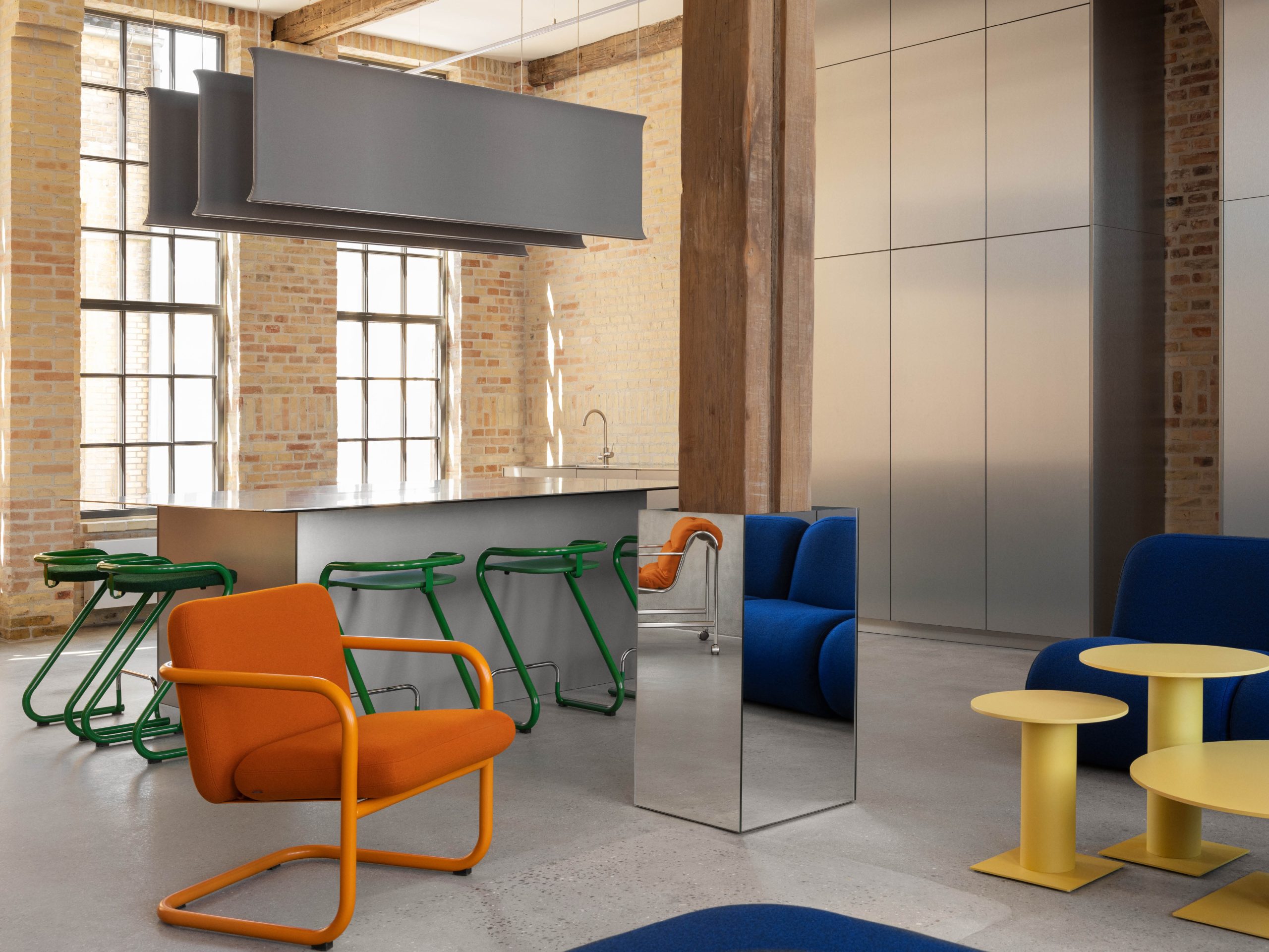 Afbeelding van verschillende stoelen en tafels van fabrikant Lammhults