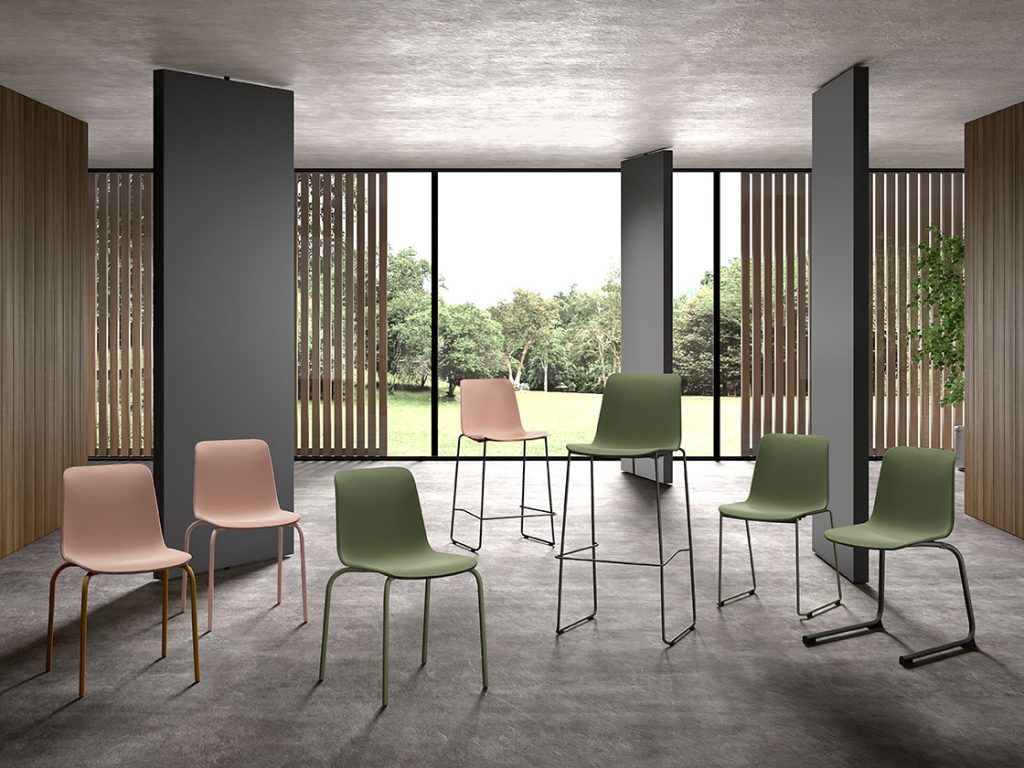 Ruimte met groen en roze stoelen van Perfecta