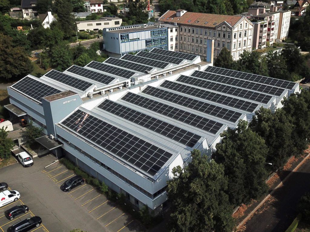 Rij huizen met zonnepanelen