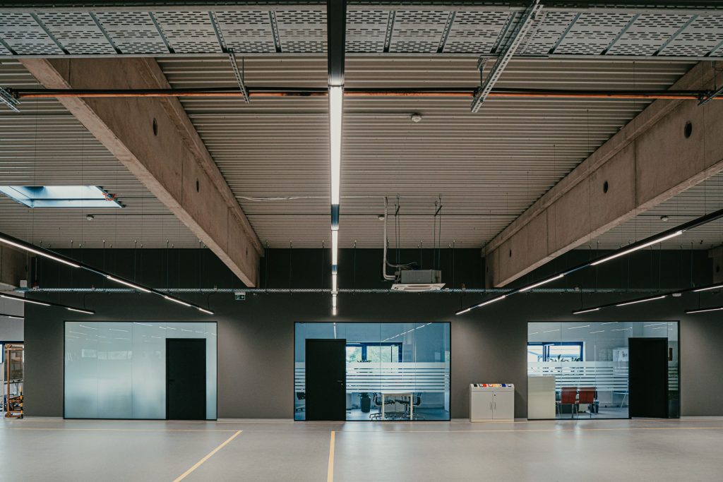 Grote loods ruimte met verlichting