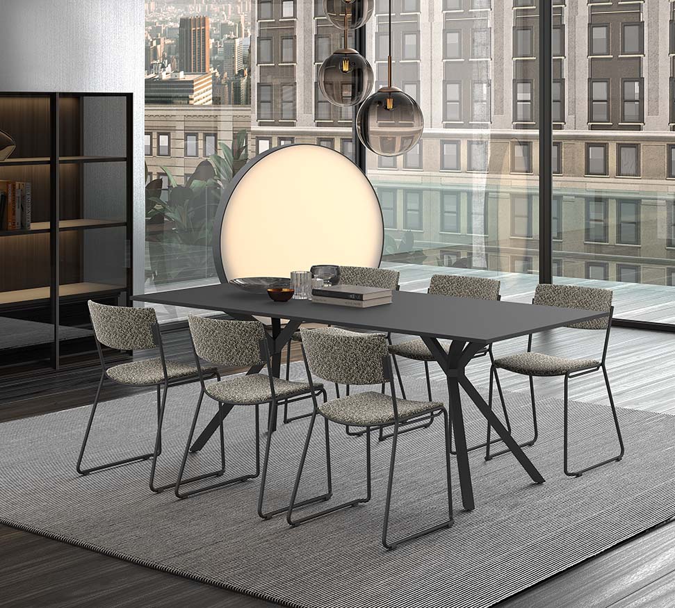 Grijze ruimte met grote ramen en tafel en stoelen van Perfecta.