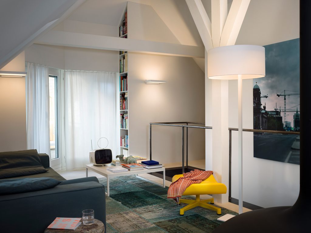 Witte ruimte met hoge plafond en witte lamp van gottardo