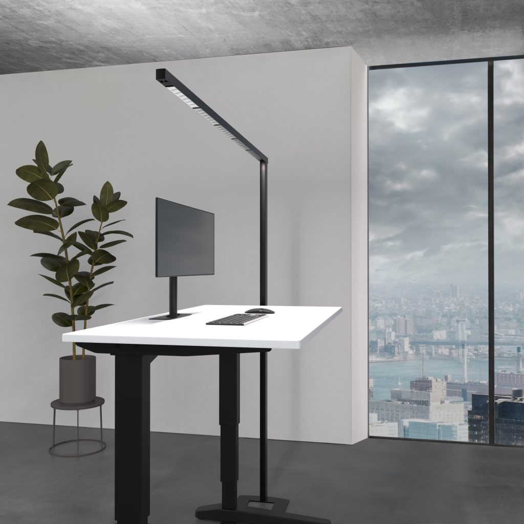 Render van een kantoorruimte met hoogteverstelbare bureau, computer en verstelbare lamp