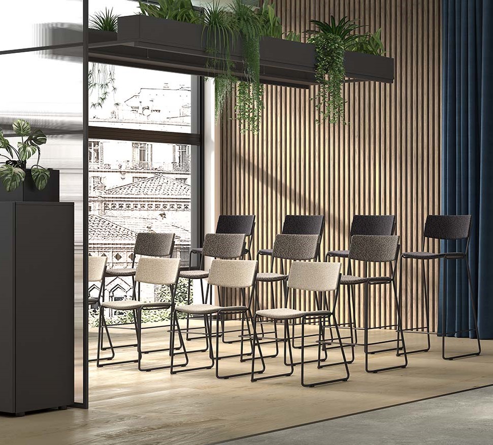 Houten ruimte met stoelen in wit, bruin en zwart.