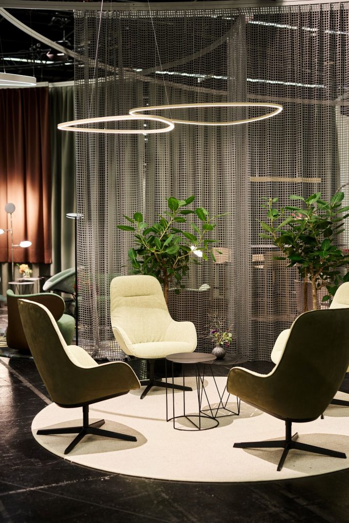 Ruimte met groene stoelen en lampen van SATTLER