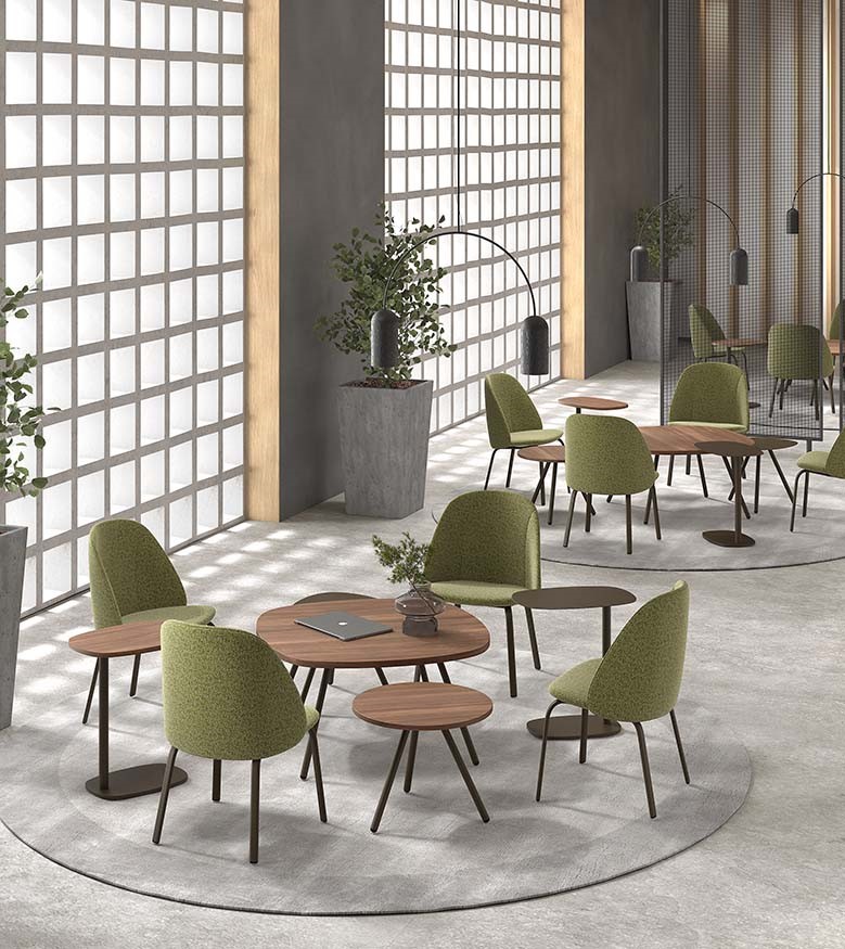 Grote witte ruimte met tafels en stoelen