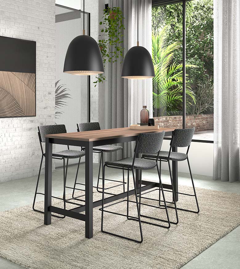 Witte ruimte met hoge bartafel en zwarte stoelen van Perfecta.