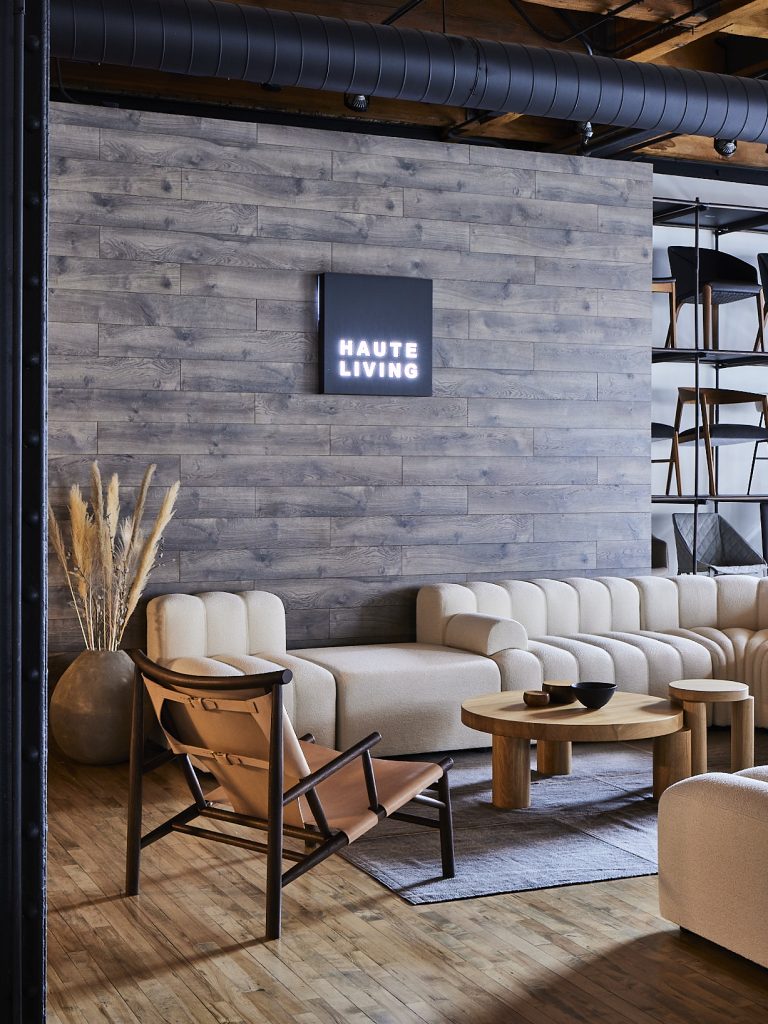 Showroom van Haute Living met bank en bord van Haute Living