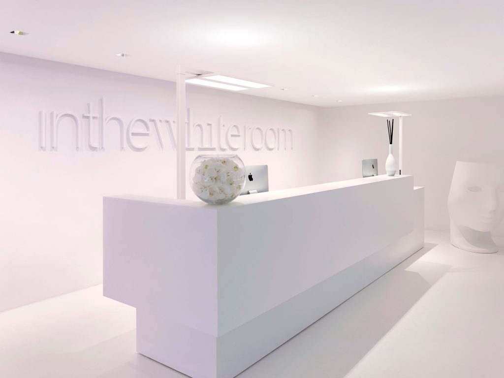 Witte ruimte met toonbank en lampen van Alteme