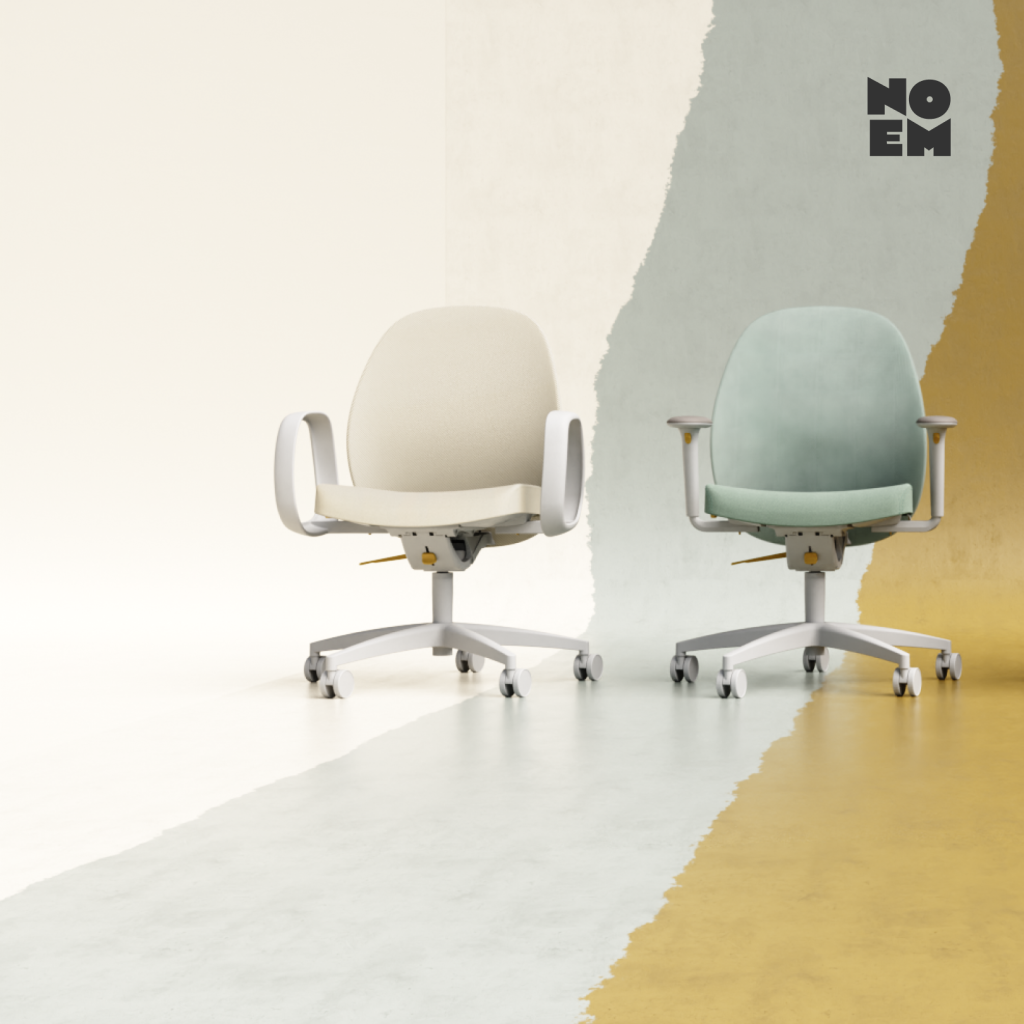 Twee stoelen van NO-EM een witte, een blauwe met wit, blauw en geel achtergrond.