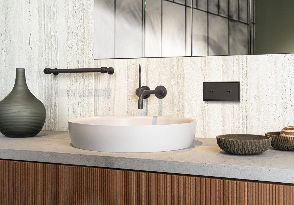 Moderne granieten badkamer met ronde wasbak met daarnaast een stroompunt van Albrecht JUNG.