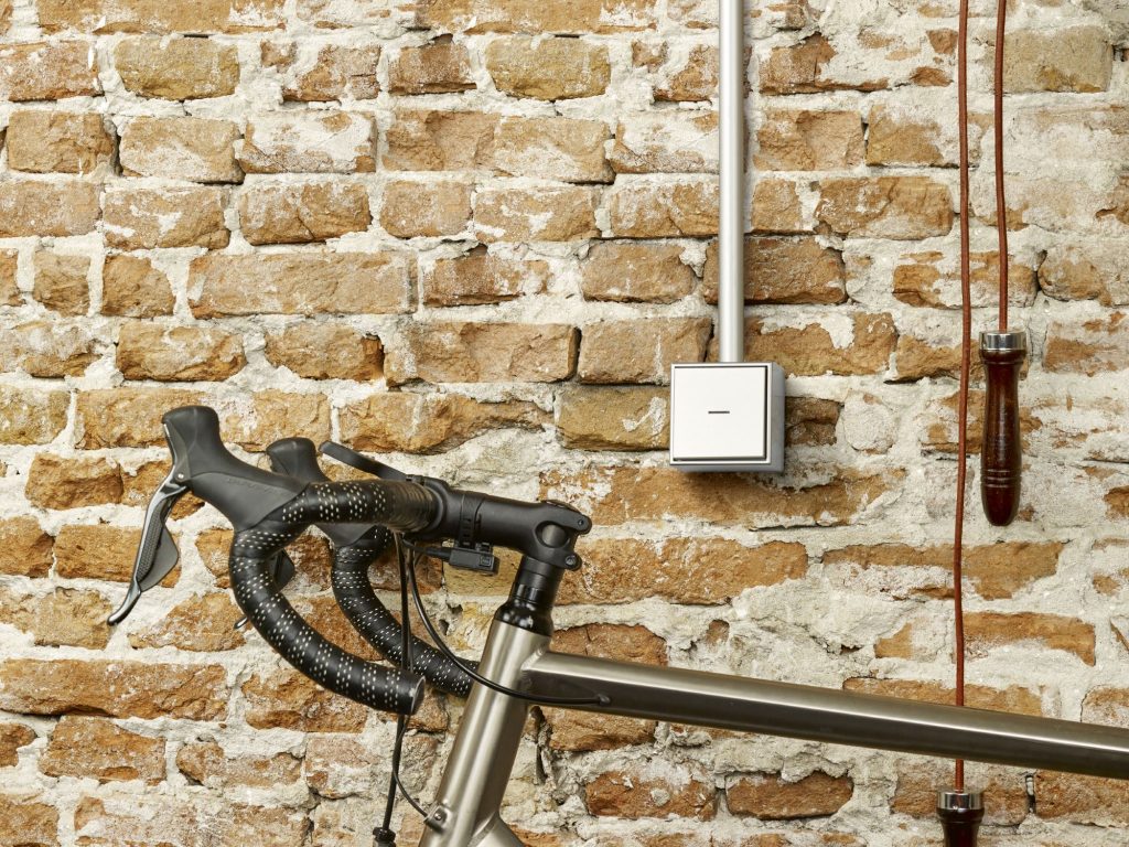 Kale stenen muur met lichtschakelaar van Albrecht JUNG.