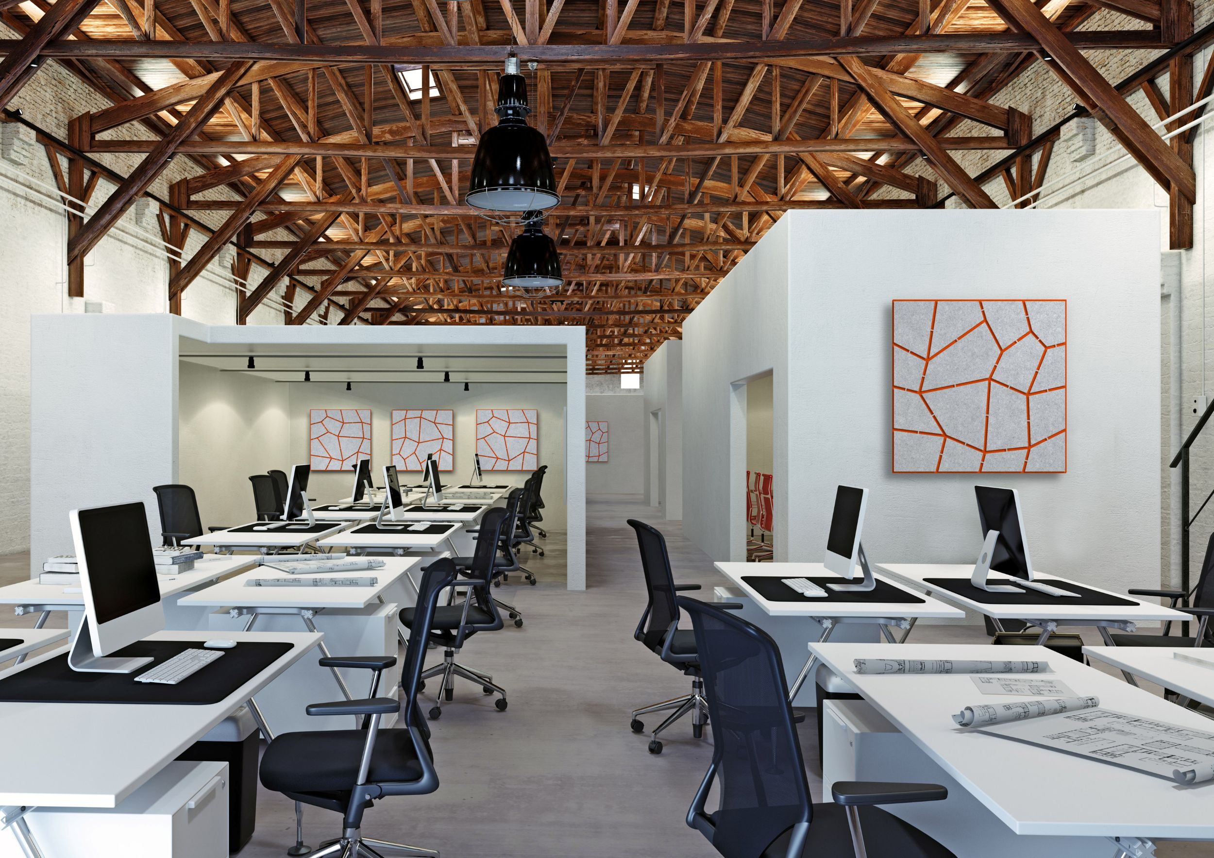 Een kantoorruimte met open houten plafond, witte muren, bureau's en bureaustoelen en akoestische panelen.