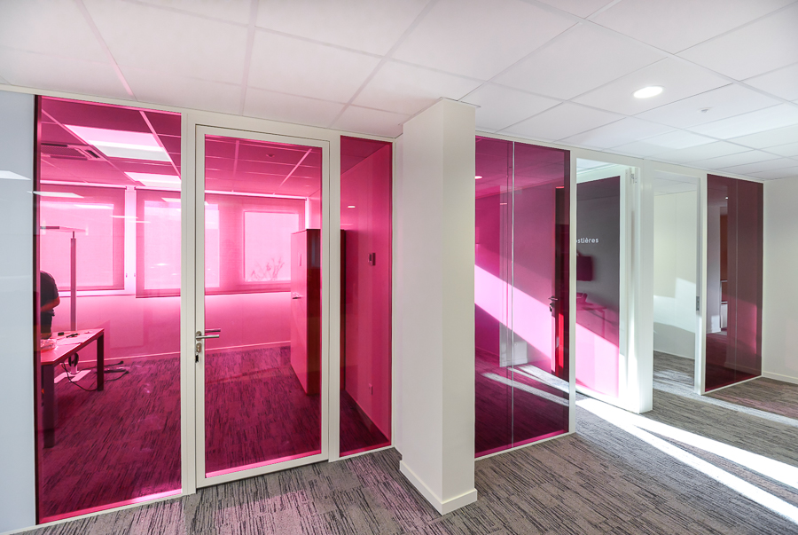 Kantoorpand met roze glazen wanden.