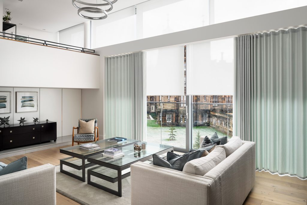 Woonkamer mer groene gordijnen van Silent Glass