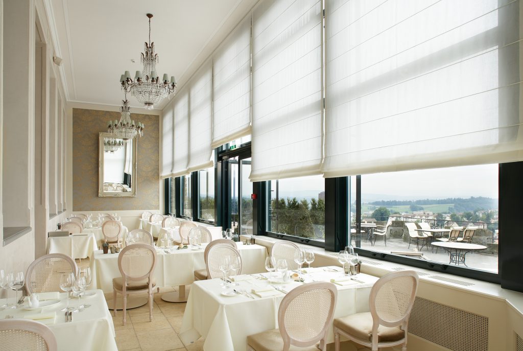 Horeca gelegenheid met grote raampartij met rolgordijnen van Silent Glass.
