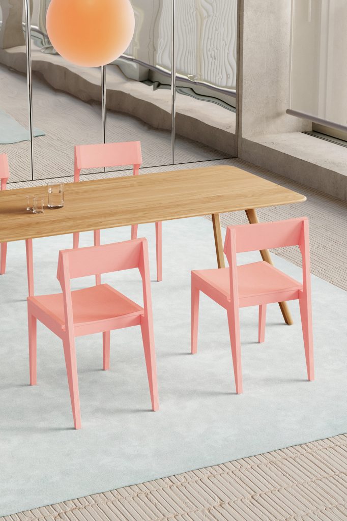 Grijze ruimte met houten eettafel en roze stoelen
