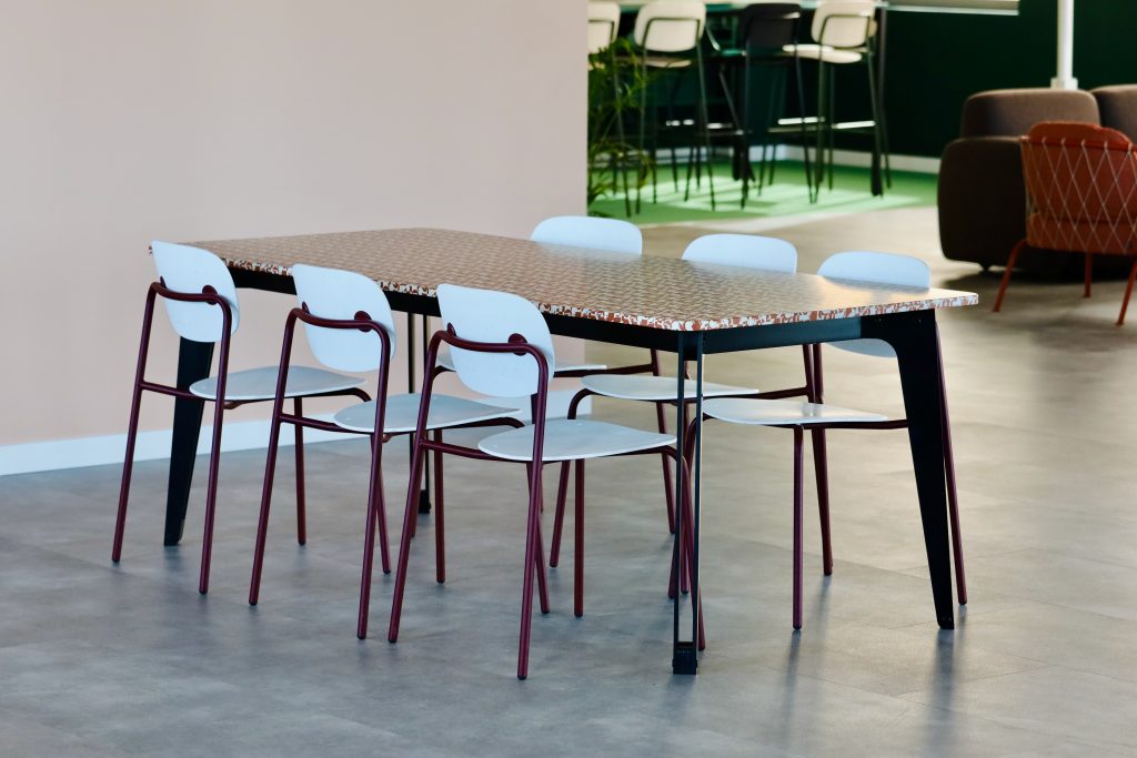 Lege ruimte met marmer rode tafel en licht blauwe stoelen van TIZU.