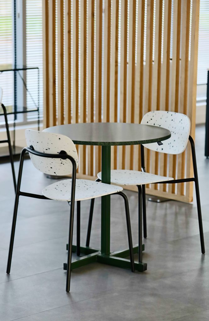 Een zwart klein ronde tafeltje met stoelen van TIZU.