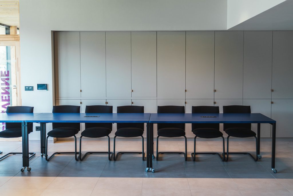 Ruimte met kasten en rij tafels en stoelen