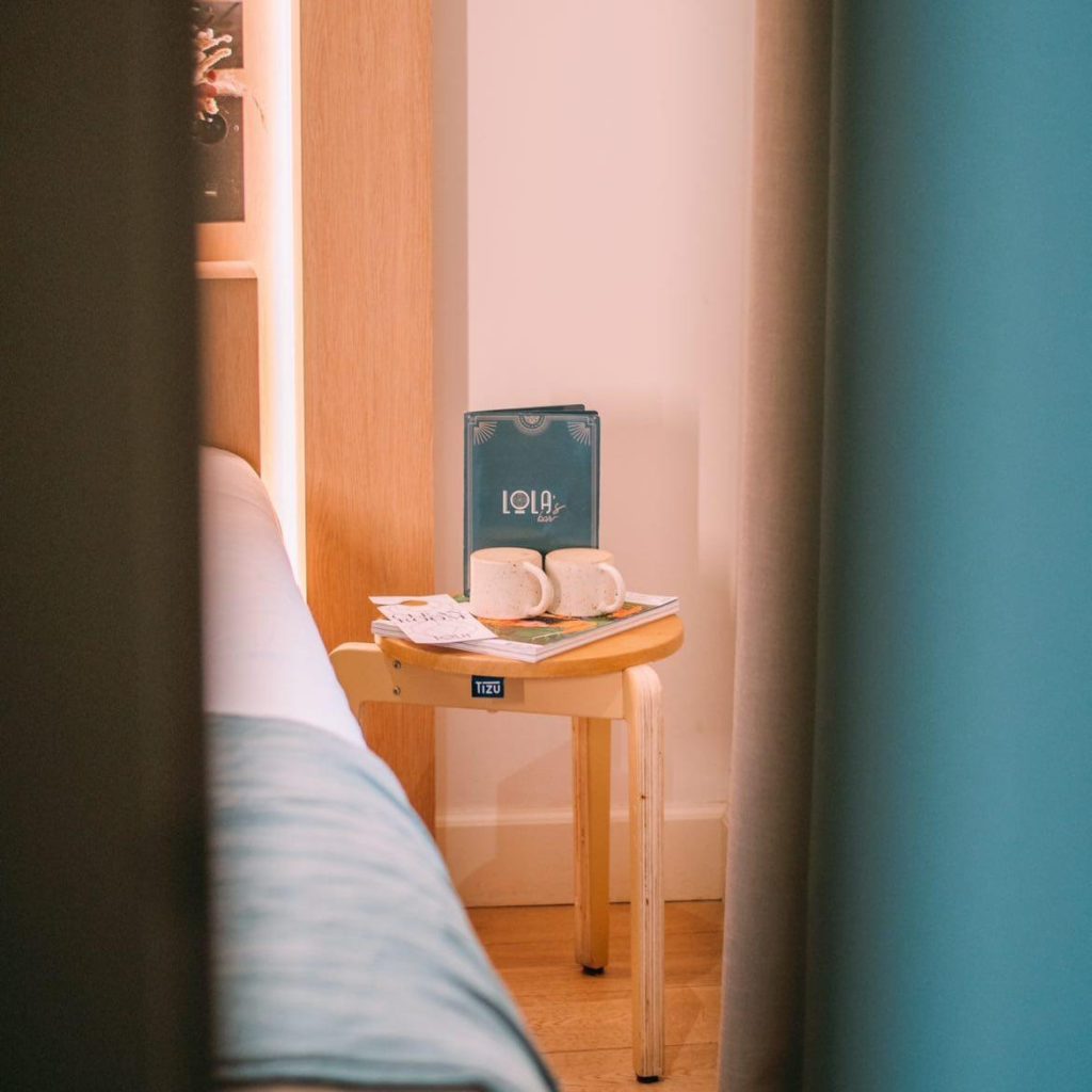 Klein bijzettafeltje naast een bed