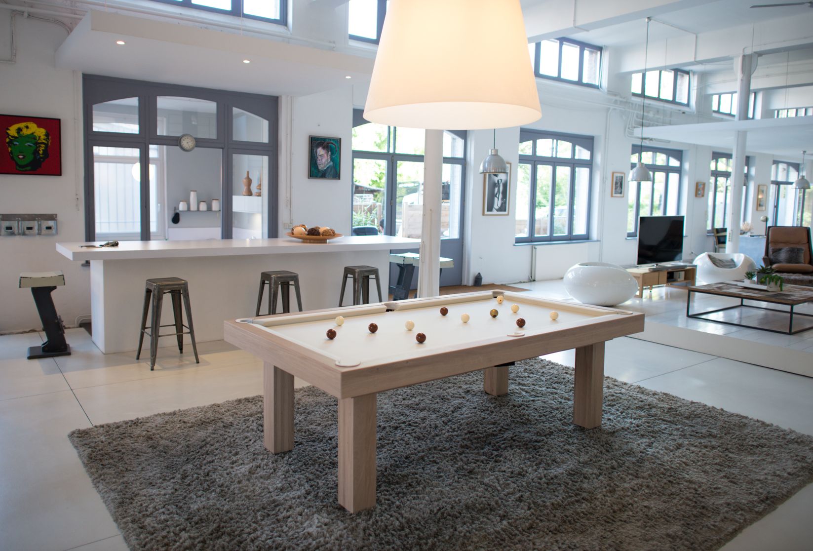 Pooltafel van Billards Toulet in het midden van een grote luxe villa woon en eetkamer