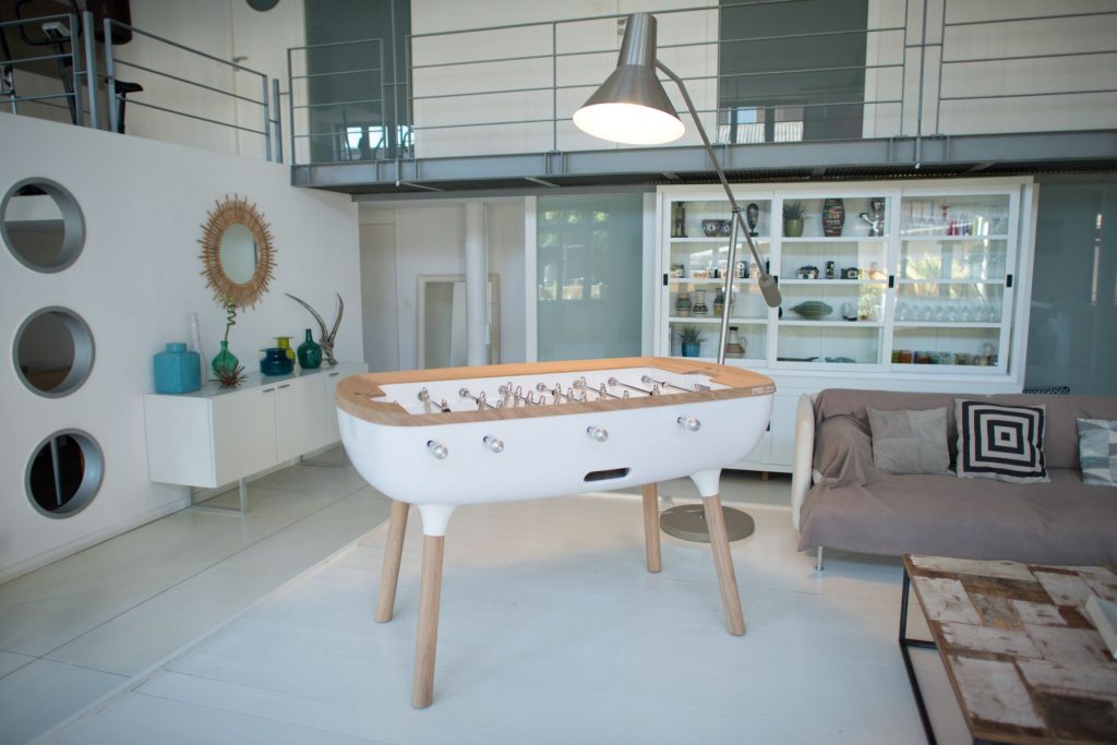 Witte pooltafel midden in een woonkamer