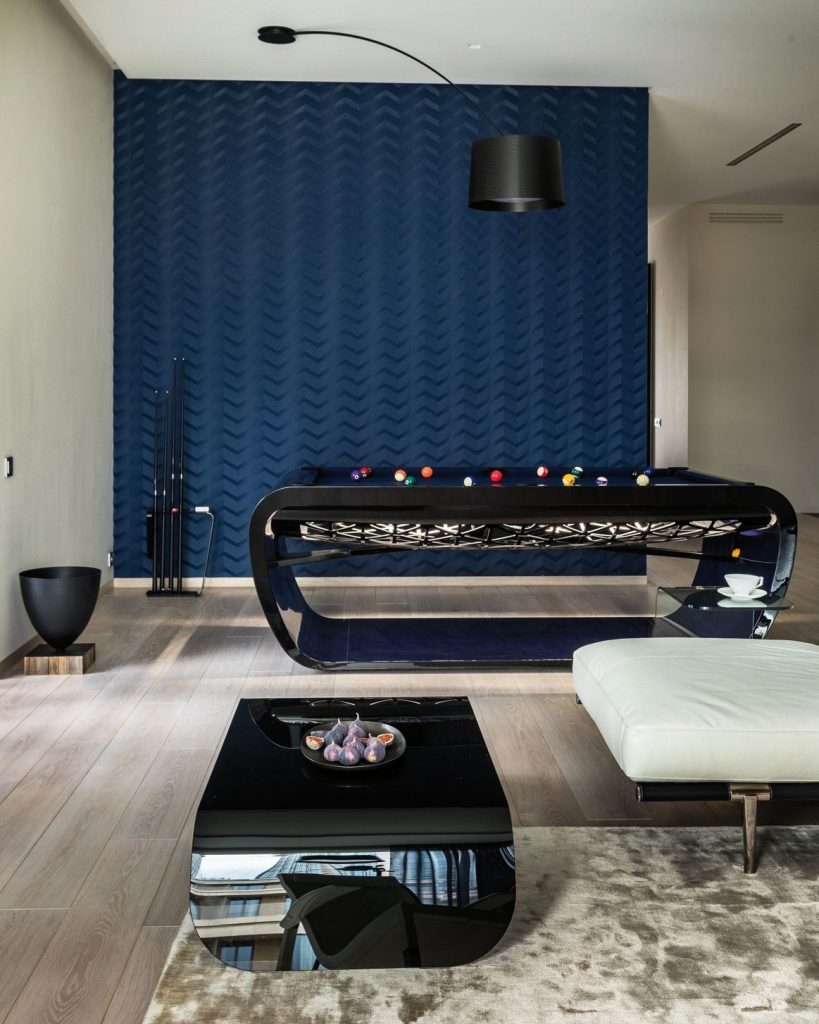 Zwarte pooltafel in een woonkamer