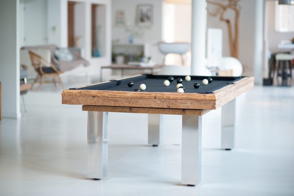 Kleine pooltafel in een witte kamer