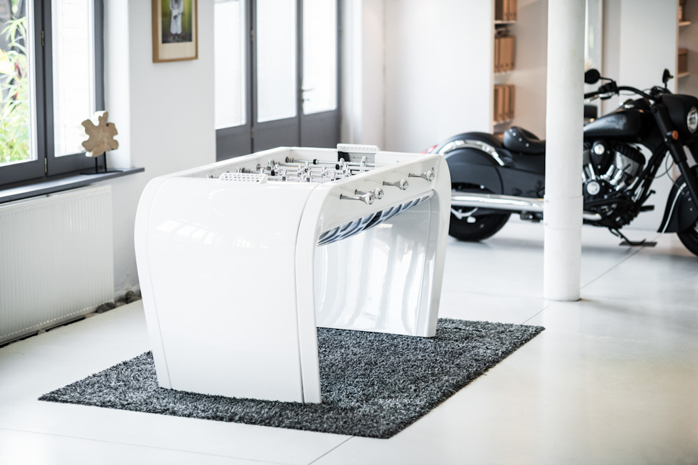 Witte pooltafel in witte ruimte met motor