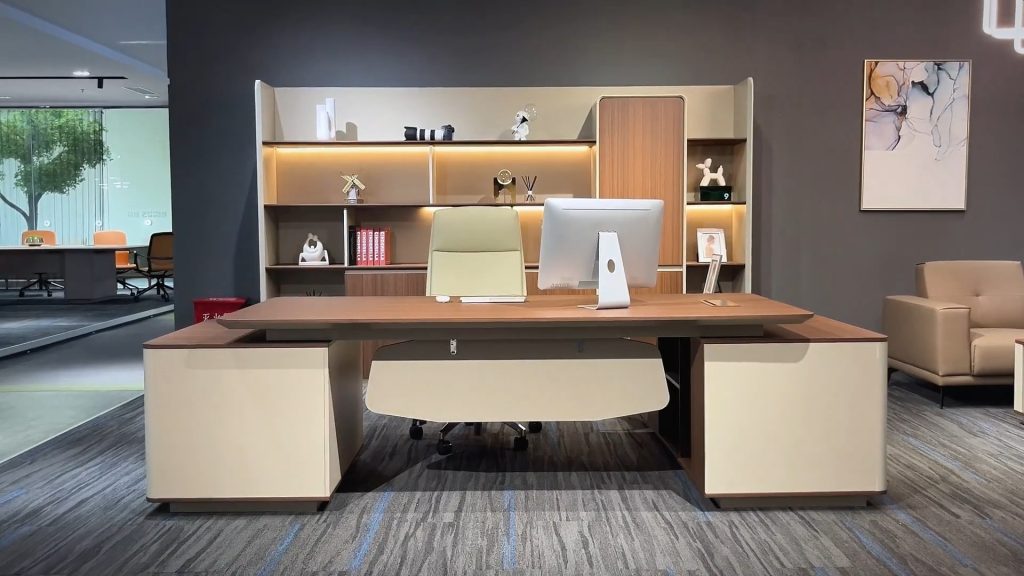 Vooraanzicht van een groot bureau met macbook, stoel en grote kast erachter.