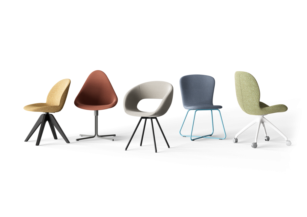 Een aantal modellen van gestoffeerde stoelen van KYLKO op een rijtje