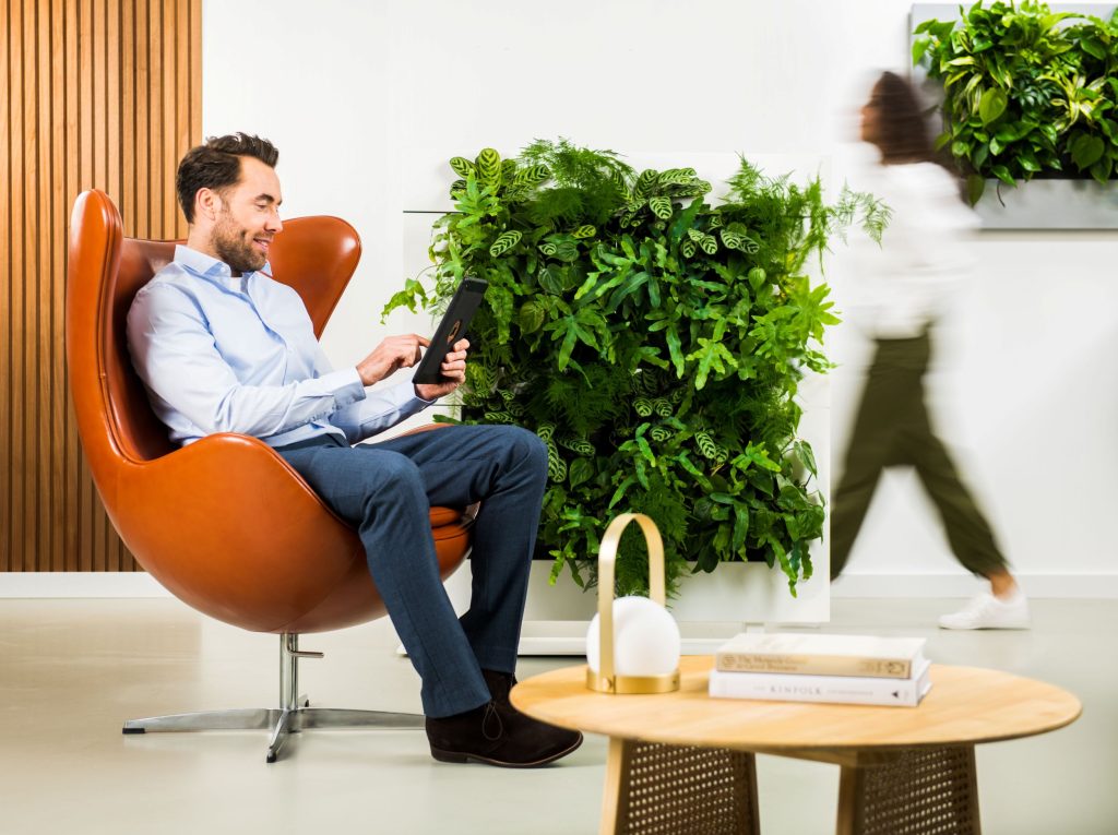 Kantoorruimte met witte muren en man in relax stoel