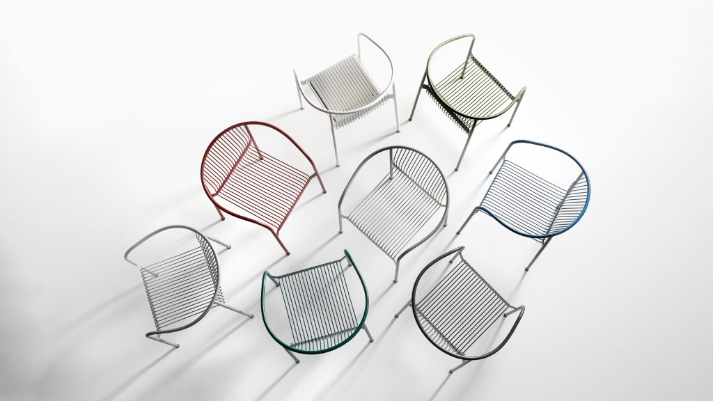 Bovenaanzicht van verschillend gekleurde stoelen van PLANK