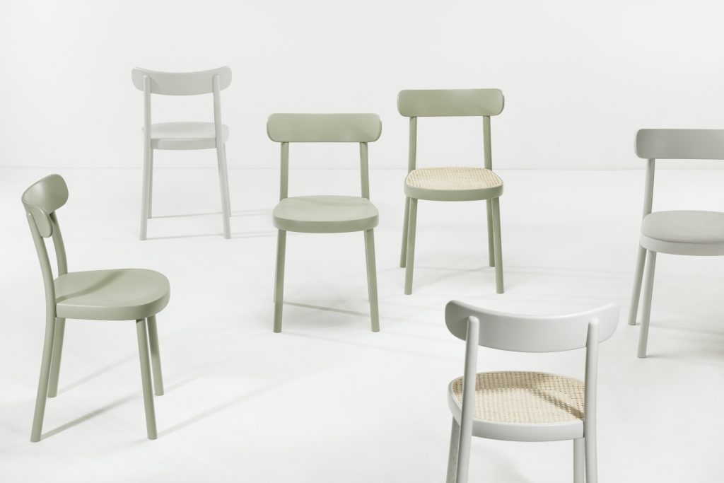 Een witte ruimte met een aantal stoelen van Ton in verschillende opstellingen.