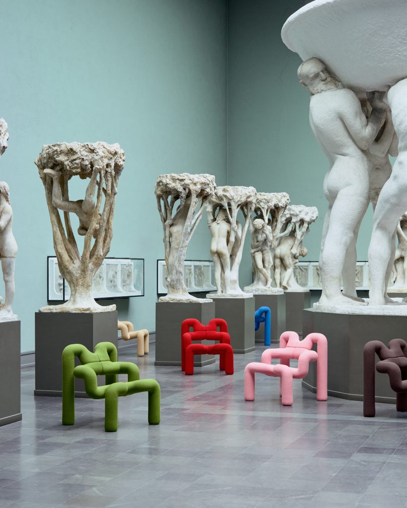 Stoelen binnen een museum met standbeelden