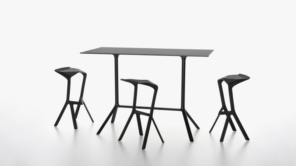 Zwarte tafel en stoelen van PLANK