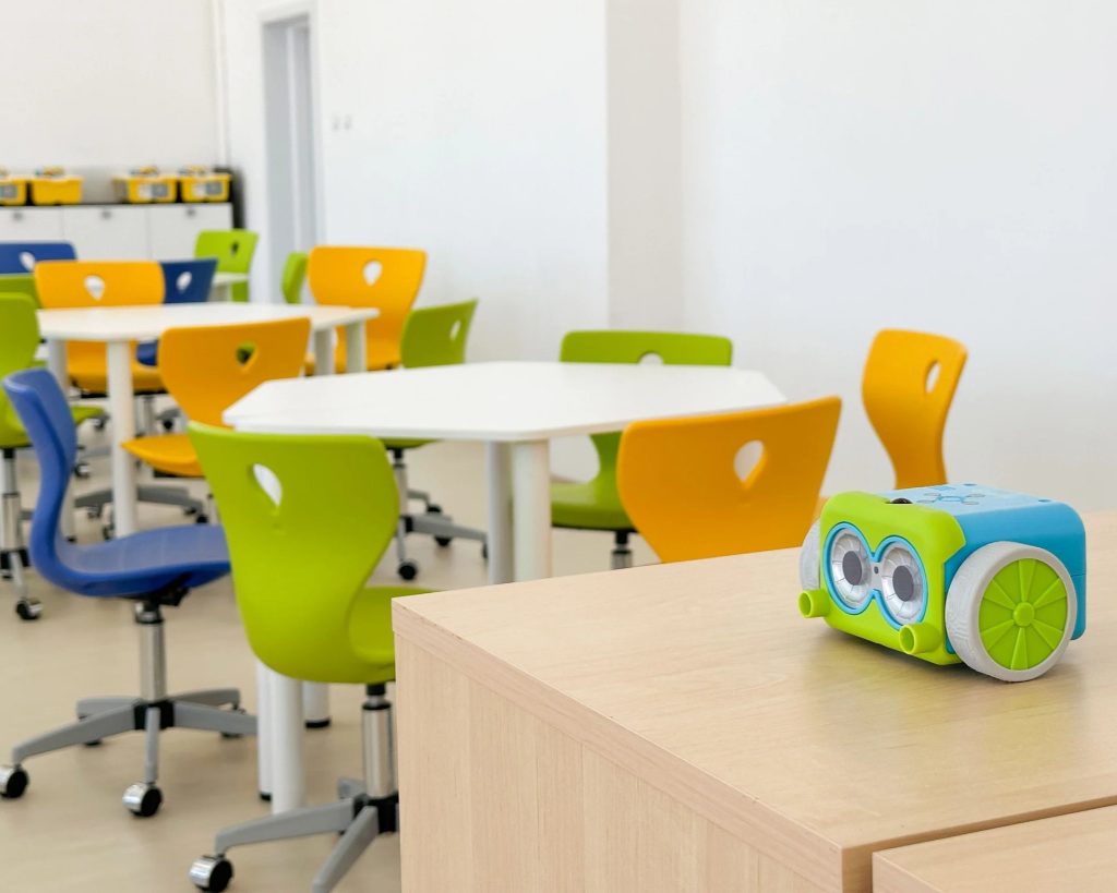 Klaslokaal met gekleurde stoelen en tafels van RFG | Panda Coop