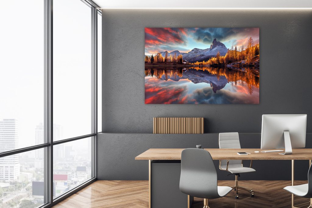 Grijze kantoorruimte met mooie bergafbeelding op de muur.
