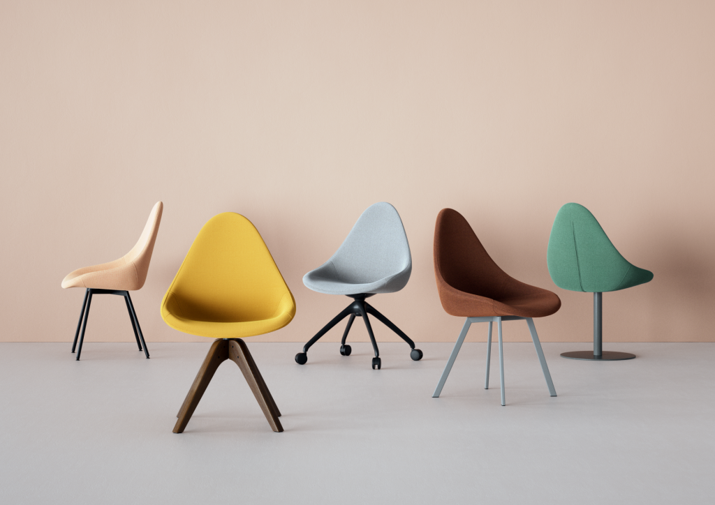 Een aantal gestoffeerde stoelen van KYLKO.