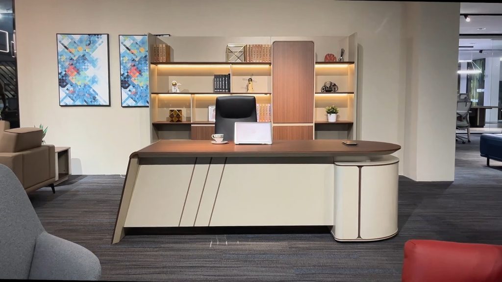 Vooraanzicht van een kantoor met een groot beige bureau en kast erachter.