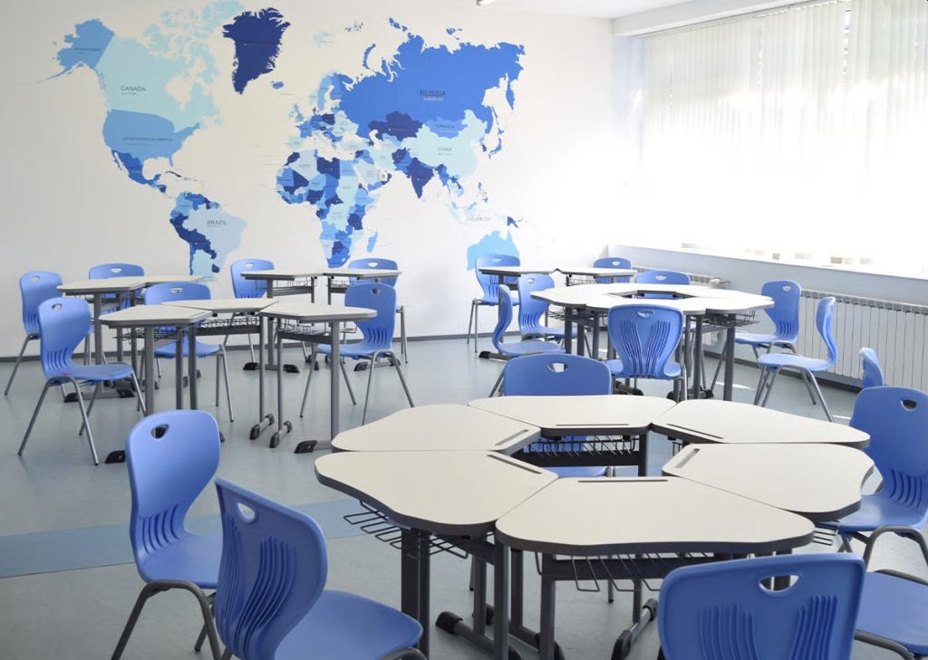 Klaslokaal met blauwe stoelen en driehoek tafeltjes van RFG | Panda Coop
