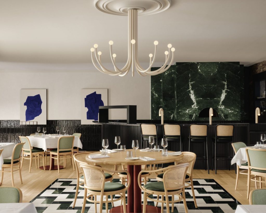 Restaurant met tafels en stoelen van Ton.