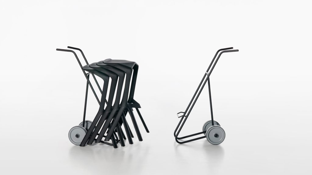 Zijaanzicht van zwarte stapelbare inklap stoelen