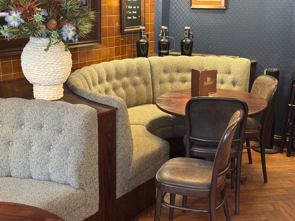 Zijaanzicht van een half ronde hoekbank voor in de horeca