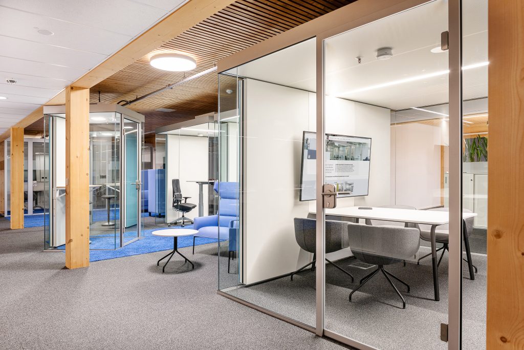 Kantooromgeving van hout en witte ruimtes