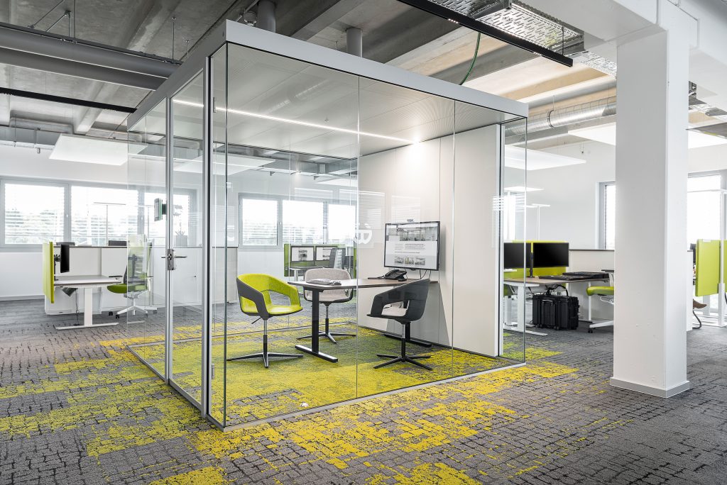 Groen en grijs kantoorruimte met glazen ruimtes van woodtec.